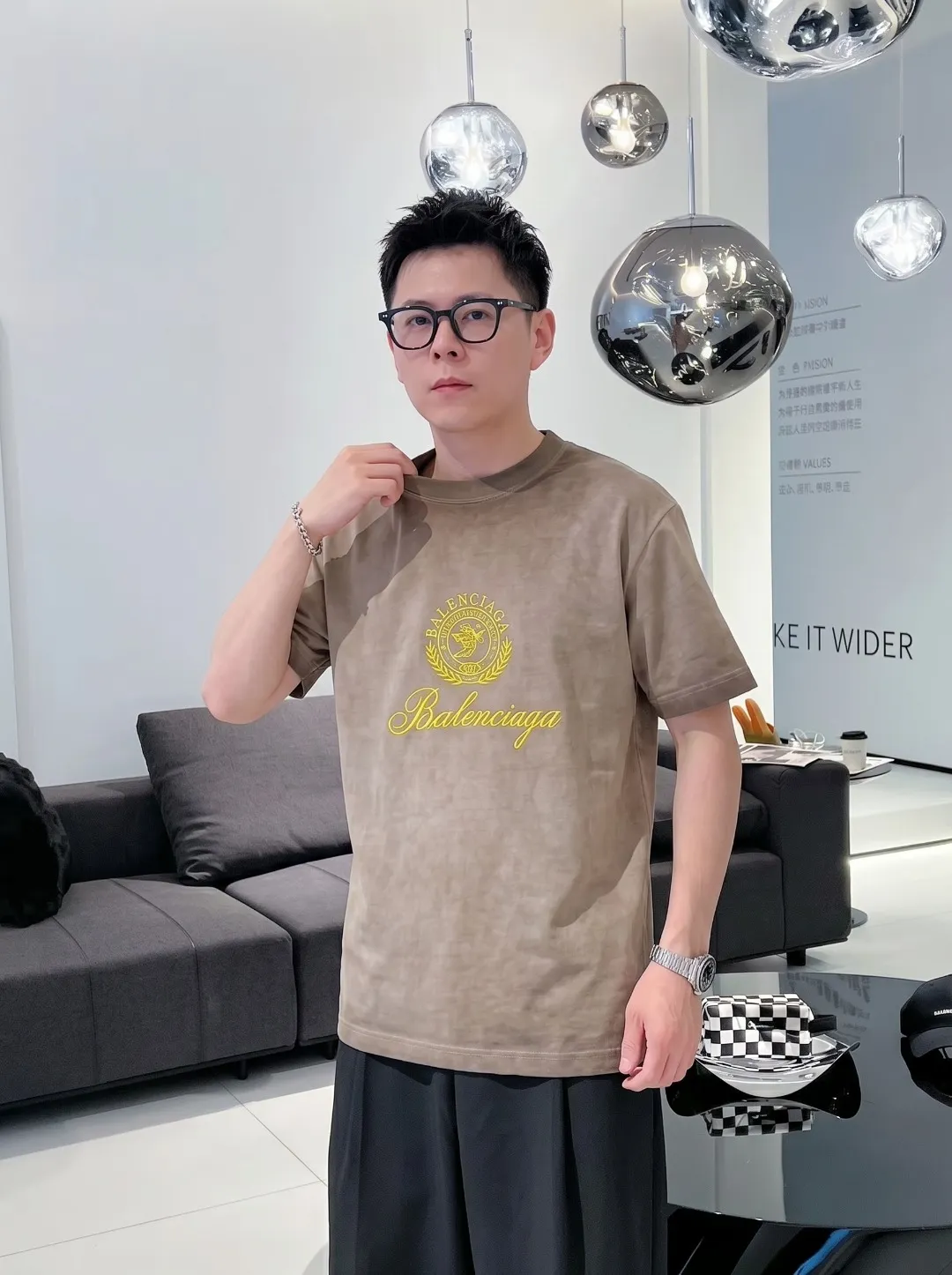 P90✨🔥 [balenciaga] 2026FW Paris embroidered letter short-sleeved T-shirt Premium 26s double yarn 300g fabric, washed with sprayed horsetail, distressed and frayed Color: washed brown, washed Purple, washed Gray Size: S M L XL 2XL